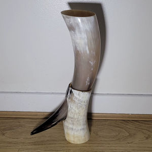 Corne à boire viking avec support en bois de qualité supérieure, en corne naturelle fabriquée à la main, thème festival, haute qualité, historique - Product Image 1