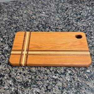 Planche à découper en bois de manguier massif avec finition naturelle et base robuste, idéale pour les activités culinaires quotidiennes - Product Image 2