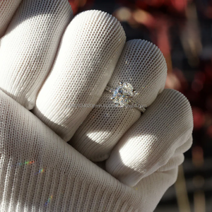 Anillo de Oro Blanco con Diamante de Corte Ovalado y Piedras Laterales para Mujer – Joyería Elegante y de Lujo para Compromiso, Boda y Aniversario - Product Image 2