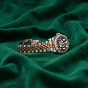 Reloj de Lujo con Cristales de Diamantes, Movimiento de Cuarzo, Acero Inoxidable, Bisel Clásico Simple, Diseño Personalizado de 46 mm - Product Image 3