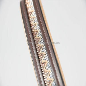 Licol de cheval en cuir de qualité supérieure, beige crème, rembourrage contrasté sur la têtière et le nez avec chaîne en cristal scintillante - Product Image 3