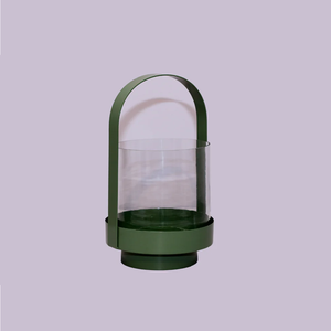 Vente exclusive de lanterne en métal et verre de couleur vert olive, à base lourde, pour l'extérieur, pour contenir des bougies, à des prix bas, pour une utilisation décorative - Product Image 1