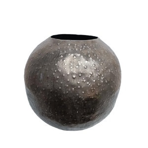 Vase à fleurs en aluminium moderne et élégant AWE - Durable, léger, fait main, base antidérapante de haute qualité pour mariage, maison/bureau - Product Image 1