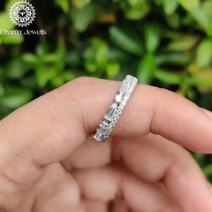 แหวนหมั้นเพชรโมอิสซาไนต์ทรงคุชชั่น Charm Jewells รับรองโดย IGI ชุบทอง 18K แบบหนามเตย แหวนแต่งงานคลาสสิกสำหรับผู้หญิง รุ่นที่ 3 - Product Image 1
