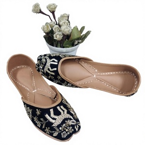 Chaussures de mode fantaisie pour fêtes, style indien traditionnel, faites à la main, en cuir véritable brodé, avec bande élastique et patchwork - Product Image 1