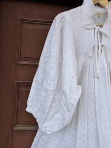 Robe courte en coton blanc à œillets pour femme, style bohème cottagecore, vêtement brodé de boutique, robe de demoiselle d'honneur, tenue de vacances - Product Image 3