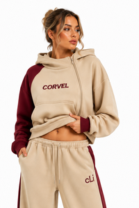 Ensemble de survêtement personnalisé pour femme, couleur sable bordeaux, avec veste zippée à capuche et pantalon coupe décontractée, détails à rayures latérales, produit phare d'usine - Product Image 3