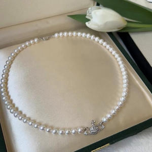 Collar de Cadena de Hueso con Cierre de Sonrisa de Agua de Mar en Oro de 18K con Cinco Perlas Akoya - Product Image 1