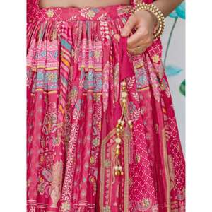 Lehenga Choli de Boda Bordado con Hilo Chinon Rosa, con Volantes y Perlas - Product Image 2