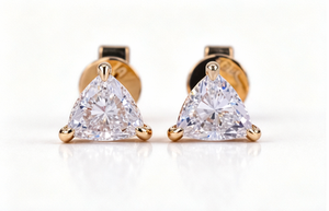Boucles d'oreilles clous en or massif 18 carats certifiées IGI, taille triangle, sertissage griffe, 0,52g, luxe, pour femme, idéales pour les soirées - Product Image 4