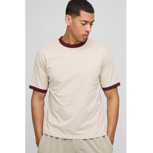 Camiseta de Manga Corta Beige para Hombre con Ribete en Contraste Borgoña, Cuello Redondo, Corte Regular, Estilo Casual, de Algodón Jersey - Product Image 1