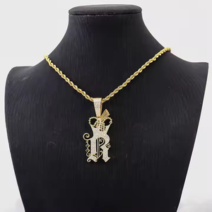 Pendentif solitaire pour homme en argent 925 plaqué or 10K, style vintage, avec moissanite en forme de pièce de monnaie et design couronne, serti griffe - Product Image 5