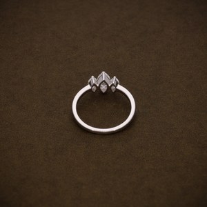 แหวนเพชรทรงมาร์คีส์สามเม็ด ผลิตในห้องปฏิบัติการ พร้อมใบรับรอง แหวนทองคำแท้สำหรับเจ้าสาว เครื่องประดับชั้นดีสำหรับผู้หญิง - Product Image 4