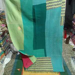 Colchas y edredones de patchwork Kantha hechos a mano con materiales reciclados, con patrones coloridos, encanto rústico y atractivo artesanal. - Product Image 2