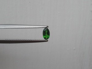Diopsido cromado verde ovalado facetado suelto de 5x3mm - Product Image 3