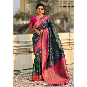 Sari Patola Premium Elite Weaves en Soie Verte Douce Tissée avec des Motifs Zari Complexes et Contrastés – Vêtements Indiens et Pakistanais - Product Image 1