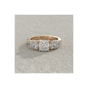Anillo de Compromiso de Lujo en Oro de 14K con Cinco Piedras de Diamante Cultivado en Laboratorio, Corte Asscher, Certificado por Stonewels - Product Image 1