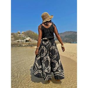 Robe longue bohème tie-dye noire pour femme, sans manches, fluide, pour l'été et la plage, faite à la main - Product Image 4