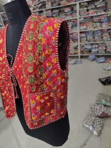 Gilet matelassé rouge à fleurs pour femme, col en V, avec poches plaquées à lacets, sans manches, en polyester tissé, doublure automne, cadeau pour elle - Product Image 3