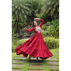 Vestido hecho a mano con corte en A, especial para Navaratri, con trabajo Kutchi Gamthi y cintura imperio. - Product Image 5