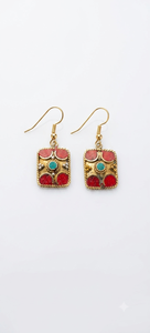 Boucles d'oreilles pendantes ethniques bohèmes vintage faites à la main en laiton plaqué or avec incrustations géométriques de turquoise et de corail, cadeau pour mariage, fiançailles ou fête - Product Image 1