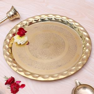 Bandeja de Servir Decorativa de Metal con Acabado Dorado Antiguo, Grabado Floral Intrincado y Borde con Cuentas en Relieve, Plato Redondo Ovalado - Product Image 1