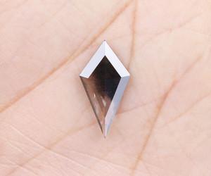 เพชรแล็บทรงไคท์เจียระไนพิเศษ OM GEMS น้ำหนัก 1.70 กะรัต เจาะด้วยเลเซอร์ เพชรแล็บทรงไคท์เจียระไนพิเศษแบบเกลือพริกไทย สำหรับทำเครื่องประดับ - Product Image 6