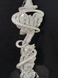 Colgante de Moissanita con Figura de Dibujos Animados con Capucha, Oro Blanco Sólido, Micro Pavé, Corte Redondo, Amuleto Temático, Estilo de Lujo Unisex - Product Image 2