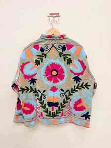 Chaqueta bordada de algodón Suzani hecha a mano para mujer, abrigo étnico vintage de manga larga con bordado floral para mujer - Product Image 5