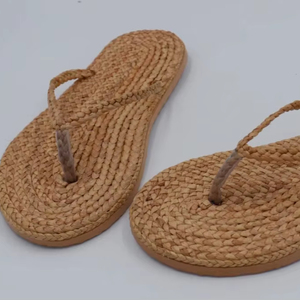 Sandales de plage en jacinthe d'eau : Claquettes bohèmes en raphia - Product Image 1
