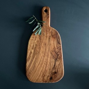 Planche à découper artisanale en bois de manguier avec finition rustique et poignée robuste pour une utilisation quotidienne durable en cuisine et pour la préparation des aliments. - Product Image 2