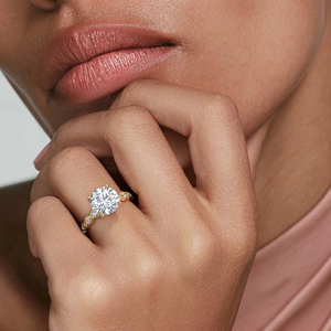 Anillo de compromiso de diamantes solitario de alto perfil con engaste alternado y racimo de diamantes - Product Image 4