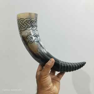 Corne de bœuf artisanale pour boisson, style Viking, avec gravure traditionnelle profonde, à prix abordable - Product Image 1