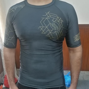 Rashguard respirant sur mesure pour hommes, fabriqué directement en usine, en Spandex/Polyester, séchage rapide, écologique, manches courtes, design unique, tendance - Product Image 3