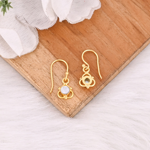 Élégantes boucles d'oreilles en laiton en forme de petite fleur en nacre pour femmes - Product Image 4