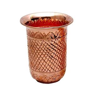 Vaso de cobre ornamentado con grabado de celosía, base floral, borde festoneado y superficie decorativa artesanal detallada - Product Image 1