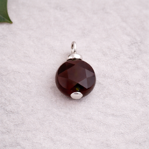 Colgante Redondo de Cuarzo Granate con Engaste de Bisel Plateado, Gema Facetada, Conector de Joyería Hecho a Mano, Venta al por Mayor - Product Image 6