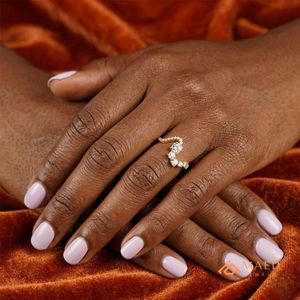 Bague en moissanite sertie clos, bande incurvée, pour femme, plaqué or, argent, fiançailles, mariage, anniversaire, bijoux de luxe pour usage quotidien - Product Image 5