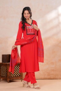 Conjunto de Kurta, Pantalón y Dupatta Bordados en Rojo para Mujer |   Traje Étnico de Algodón para Damas |   Ropa Festiva y Casual - Product Image 3