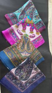 Écharpes de luxe 100 % soie pure, imprimées à l'écran, finies à la main, écologiques et prêtes à l'exportation pour les marchés de la mode haut de gamme mondiaux. - Product Image 4