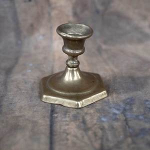 เชิงเทียนทองเหลืองห้าแขน ฐานหกเหลี่ยม ดีไซน์ทนทานสำหรับตกแต่งบ้าน - Product Image 4