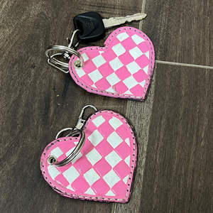 Llavero de Cuero Vacuno con Diseño de Corazón a Cuadros Rosa y Blanco, Hecho a Mano, Estilo Retro, Accesorio de Llavero con Diseño de Tablero de Ajedrez - Product Image 4