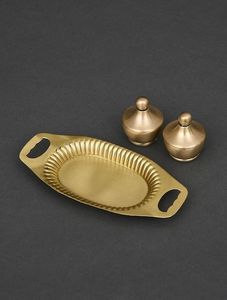 Plateau de service en laiton de qualité supérieure avec surface polie, rehaussant l'élégance des présentations de table pour les invités - Product Image 4