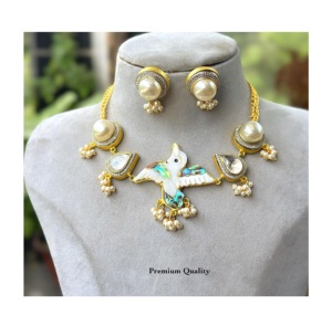 Ensemble de bijoux fantaisie style décontracté et sportif, plaqué or, avec pierres, perles et Kundan, collier et boucles d'oreilles, pour mariage et fêtes ethniques - Product Image 1