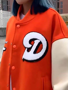 เสื้อแจ็คเก็ตวาร์ซิตี้สีส้ม ปักโลโก้ D สีขาว ปกคอพับ ทรงปกติ สวมใส่สบายๆ ในฤดูใบไม้ร่วง ติดกระดุม ปิดได้ทั้งชายและหญิง - Product Image 1