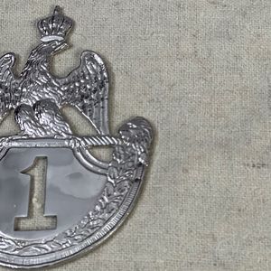 Cette pièce de collection vintage est une plaque shako argentée, ornée d'un aigle couronné sur un emblème numéro 1. - Product Image 5