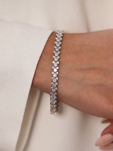 Bracelet tennis en or blanc avec diamants de laboratoire taille émeraude pour femme, idéal pour les mariages - Product Image 1