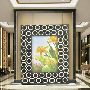 Cadre photo décoratif de luxe en os incrusté avec motifs floraux complexes, insertion facile des photos, idéal pour usage personnel et commercial - Product Image 2