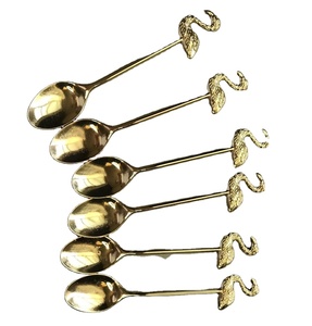 Cuillère de service à manche orné finition antique, en métal, vente en gros pour hôtels, restaurants et décoration intérieure - Product Image 2