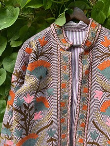 Chaqueta Bordada Floral Tradicional India Hecha a Mano para Mujer, Estilo Étnico Rajastaní, Abrigo Acolchado de Algodón para Invierno - Product Image 1
